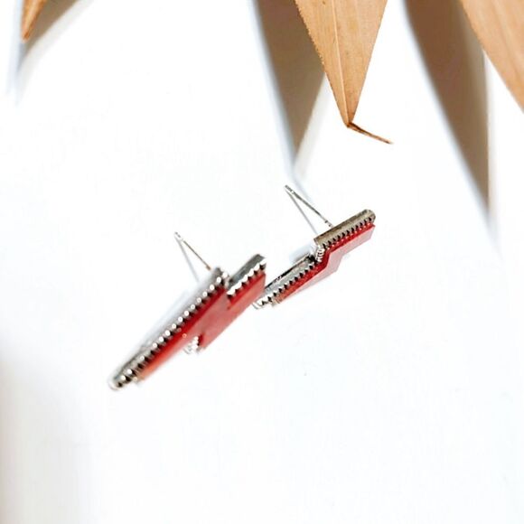 Red strike stud earrings S282 - Picture 3 of 4